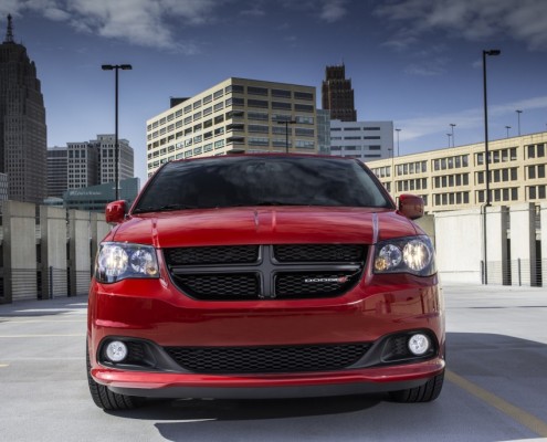 Dodge Grand Caravan 2016 - montréal & laval - exterieur rouge calandre lumière avant Dodge Grand Caravan 2016 - montréal & laval - exterieur rouge calandre lumière avant